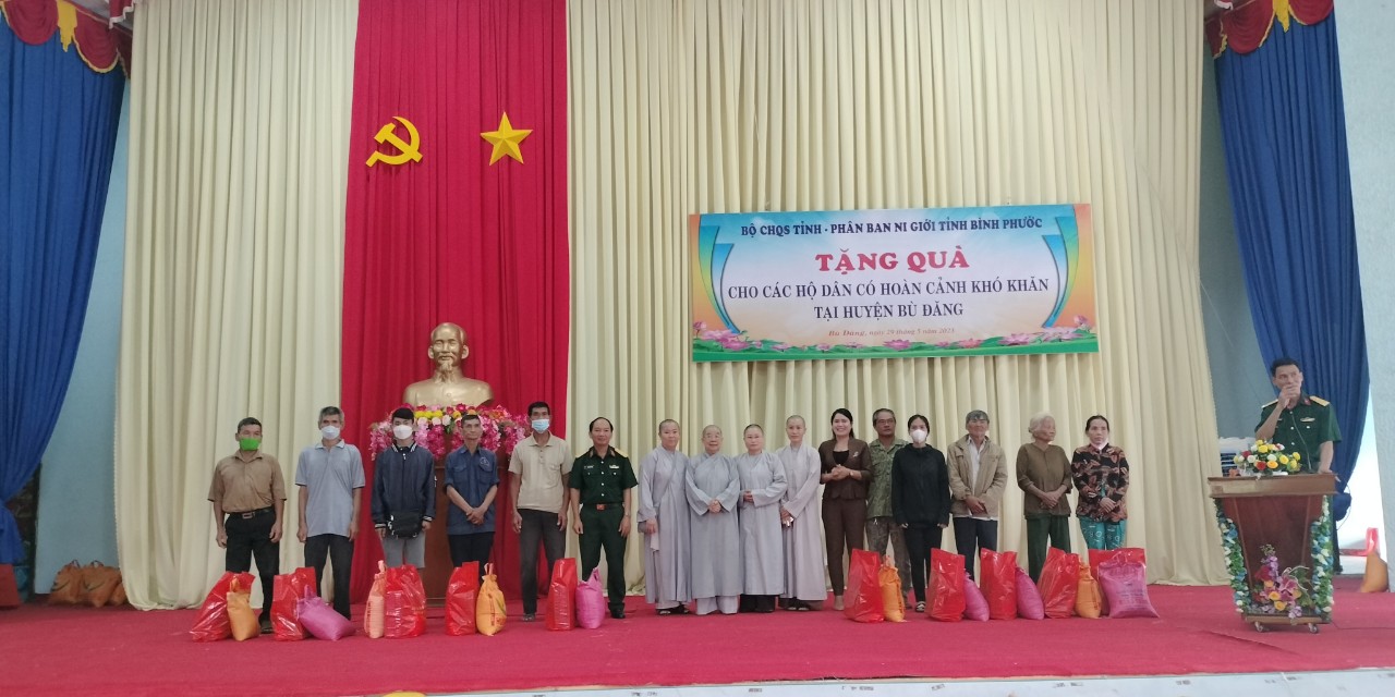500 hộ người đồng bào DTTS 02 xã Đoàn Kết, Minh Hưng và Thị trấn Đức Phong huyện Bù Đăng được nhận quà