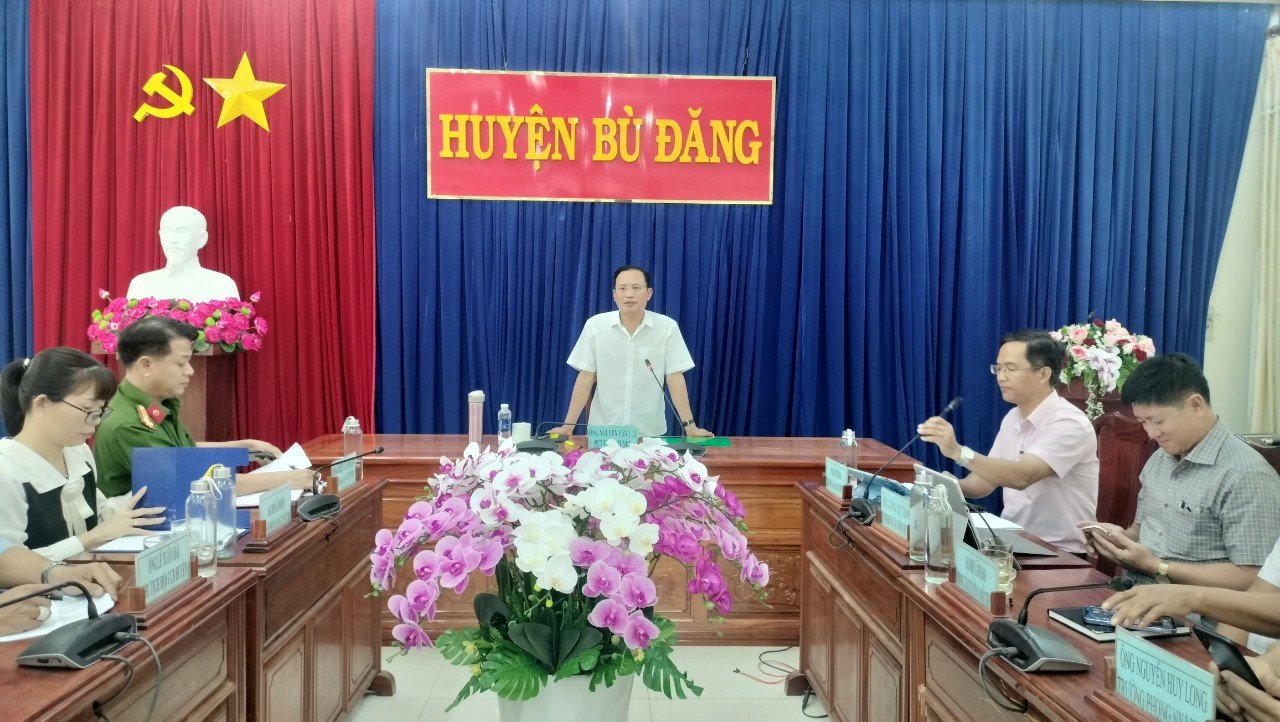 Ông: Nguyễn Văn Lưu –UVBTV, Phó Chủ tịch UBND huyện, Trưởng Ban đại diện Hội đồng quản trị Ngân hàng chính sách xã hội (NHCSXH) huyện Bù Đăng chủ trì hội nghị